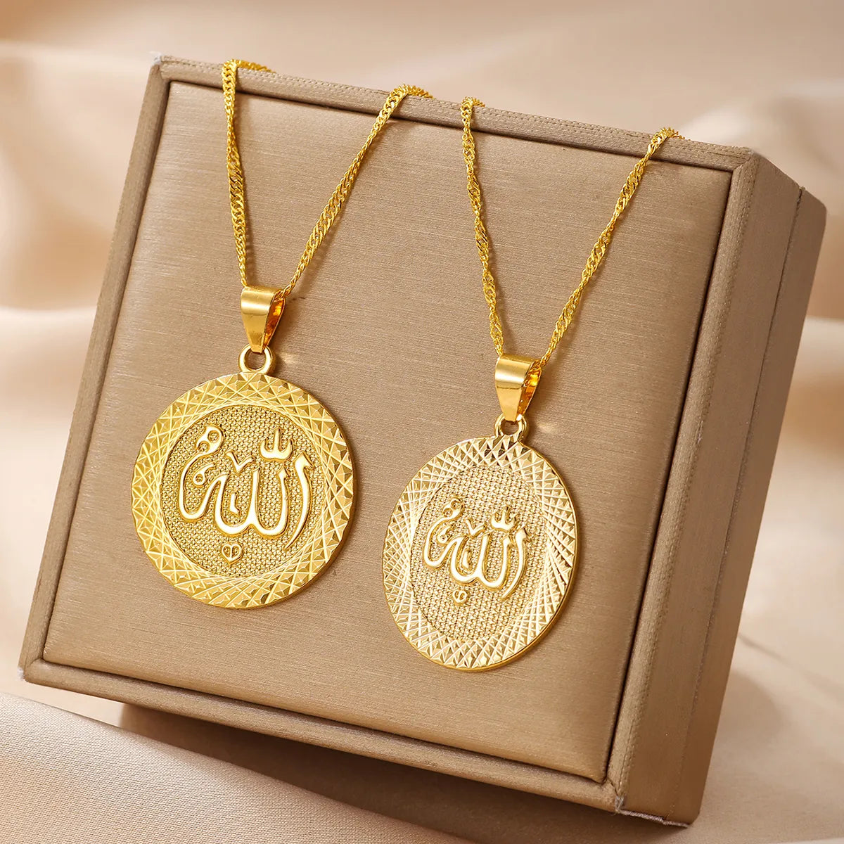 Women’s simple gold necklaces-Copper IG Style Modern Style Classic Style Round Letter Solid Color Pendant Necklace