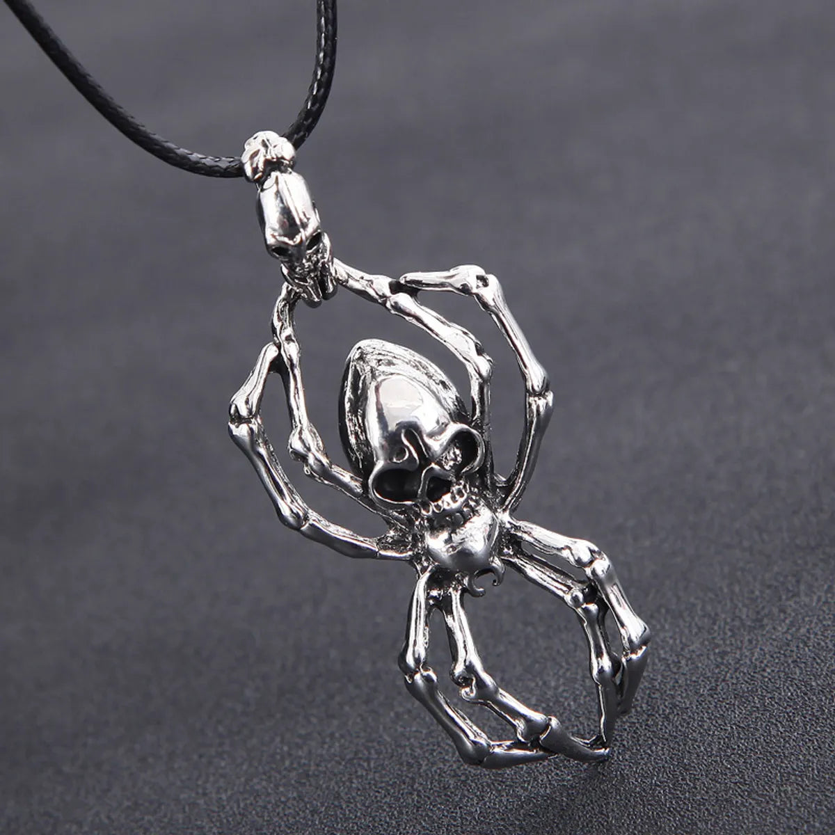 Women’s minimalist gold necklaces-Punk Spider Skull Alloy Wax Rope Plating Men'S Pendant Necklace