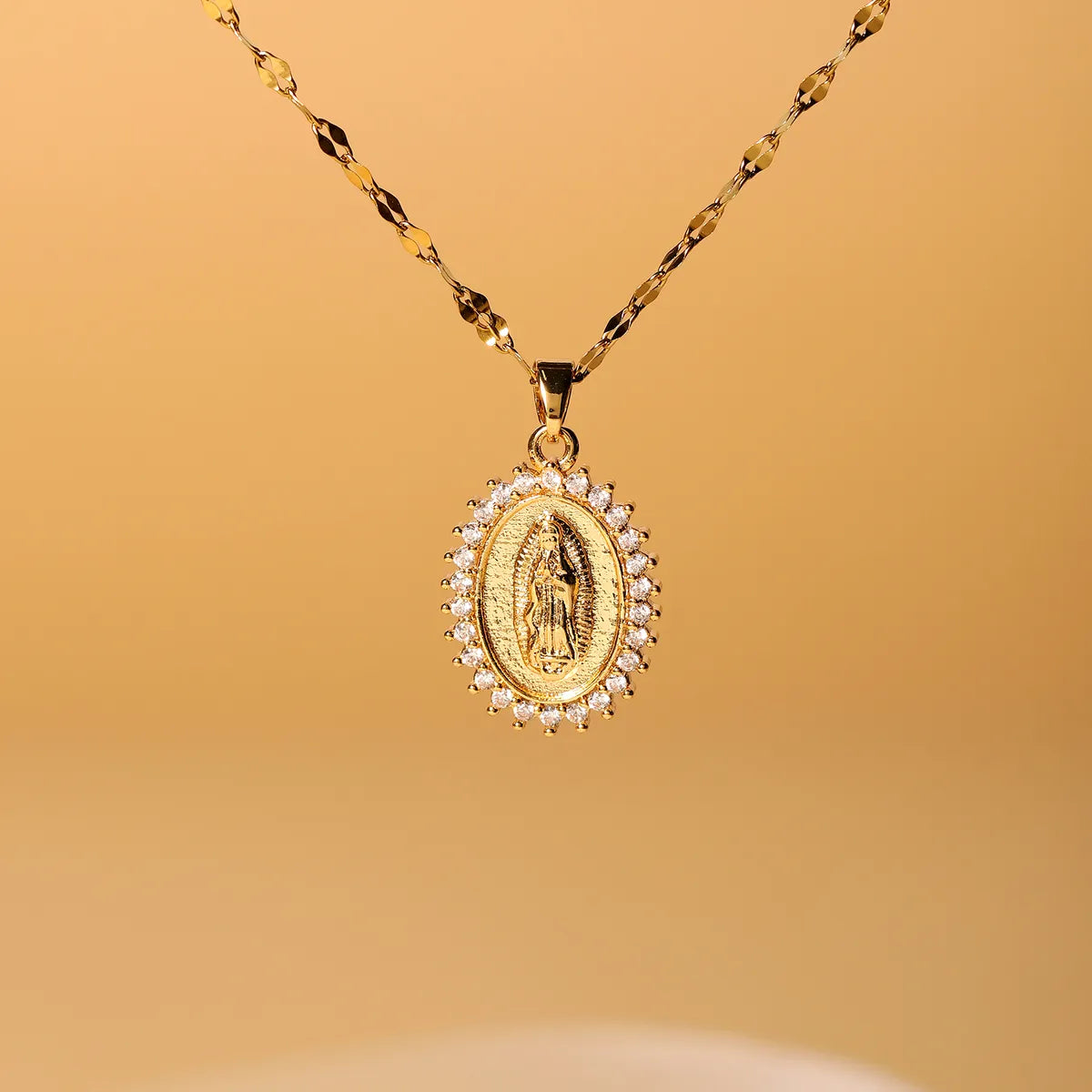 Women’s statement pendant necklaces-Elegant Simple Style Oval Stainless Steel Inlay Zircon 18k Gold Plated Pendant Necklace