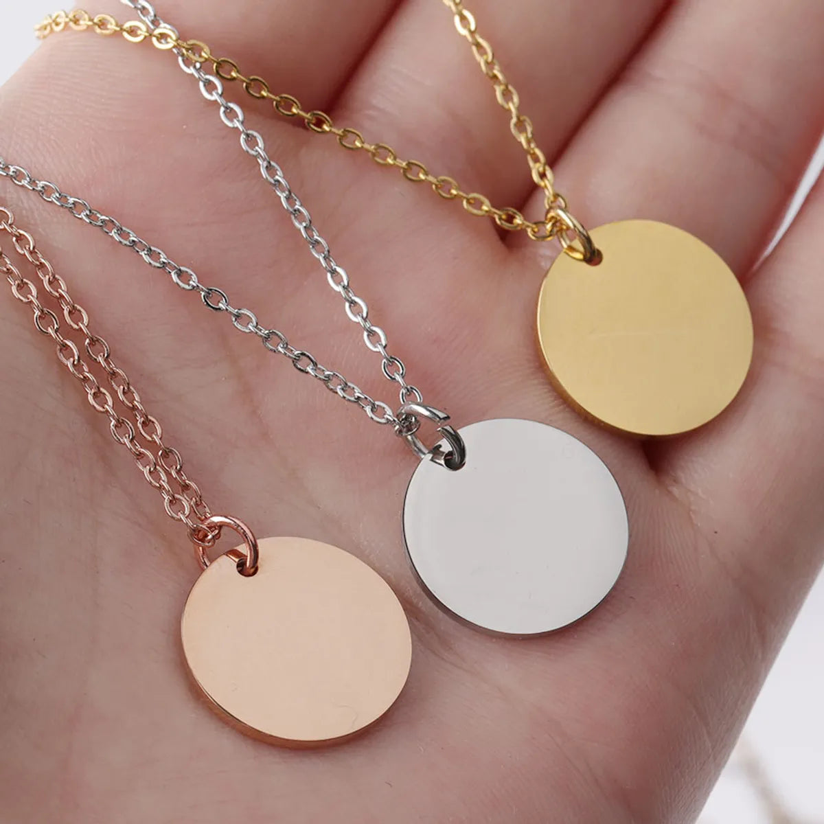 Women’s luxury diamond necklaces-Simple Style Round Stainless Steel Polishing Pendant Necklace