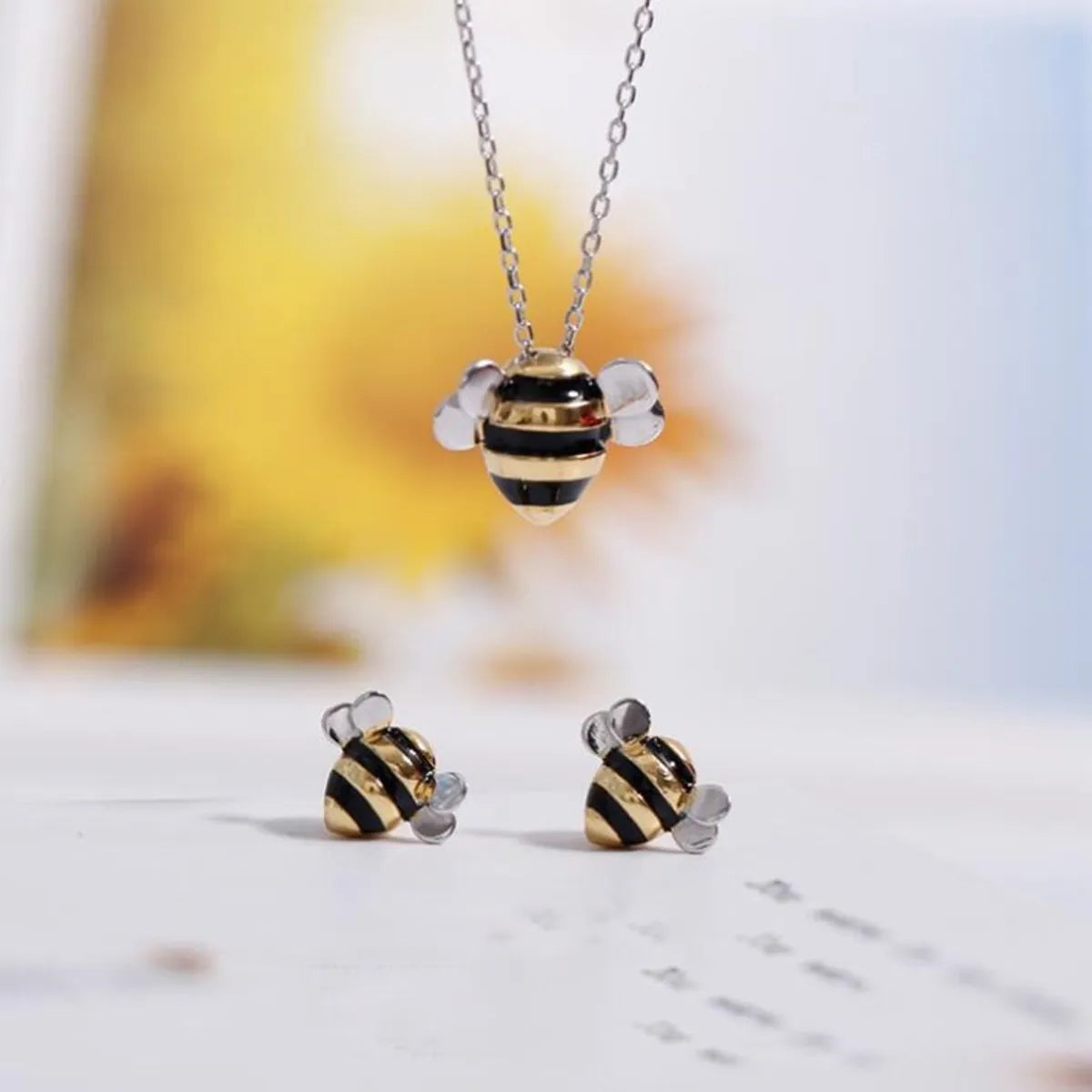 Women’s round pendant necklaces-S925 Sterling Silver Necklace Wholesale Korean Fashion Cute Oil Dropping Bee Two-Color Atmospheric Necklace Set For Women