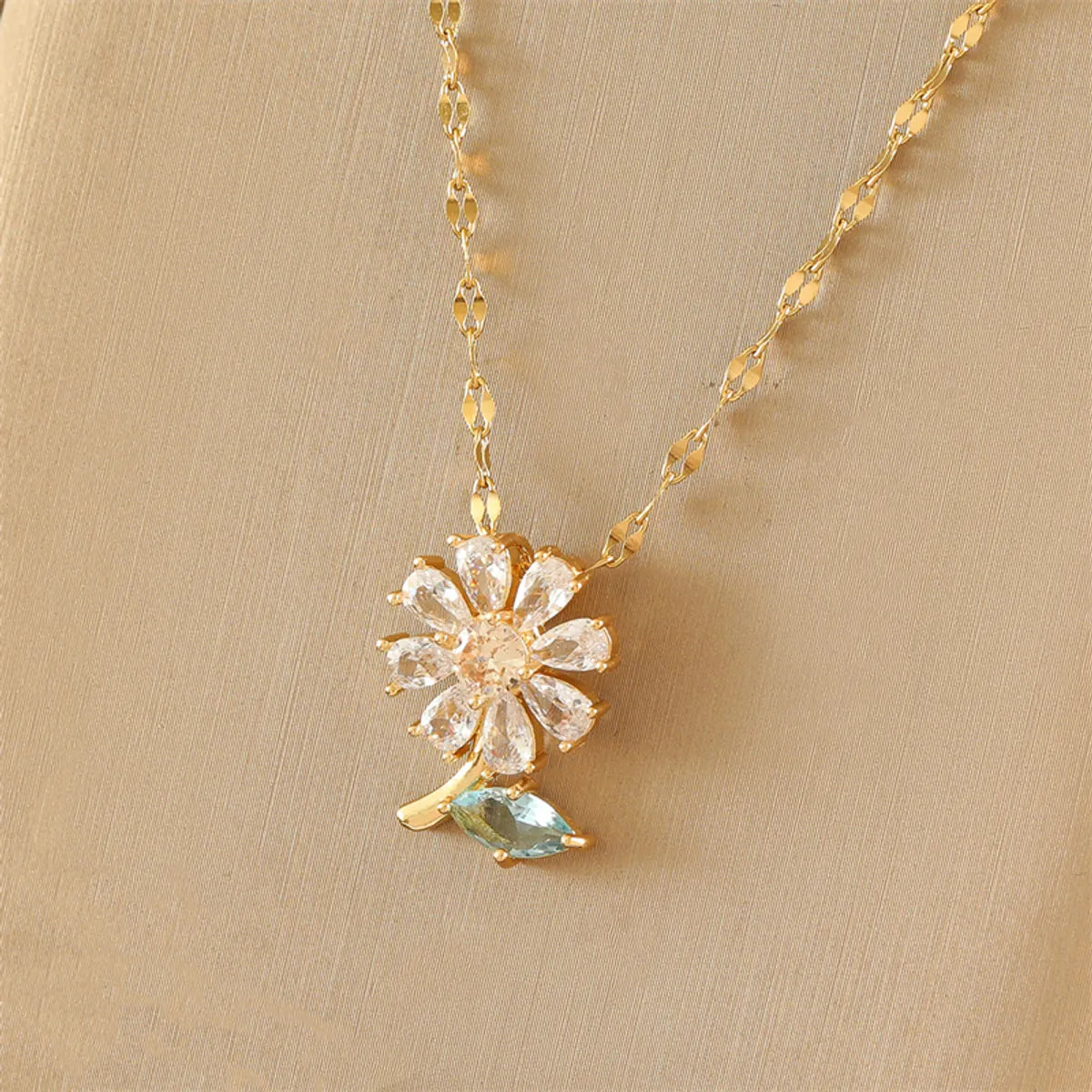 Women’s fashion necklaces-Stainless Steel Copper 18K Gold Plated Simple Style Plating Inlay Flower Zircon Pendant Necklace