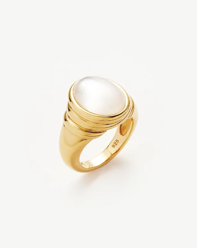 Women’s minimalist engagement rings-Savi Ridge Oval Gemstone Chunky Ring | 18ct Gold Vermeil/ Mother of Pearl & Quartz