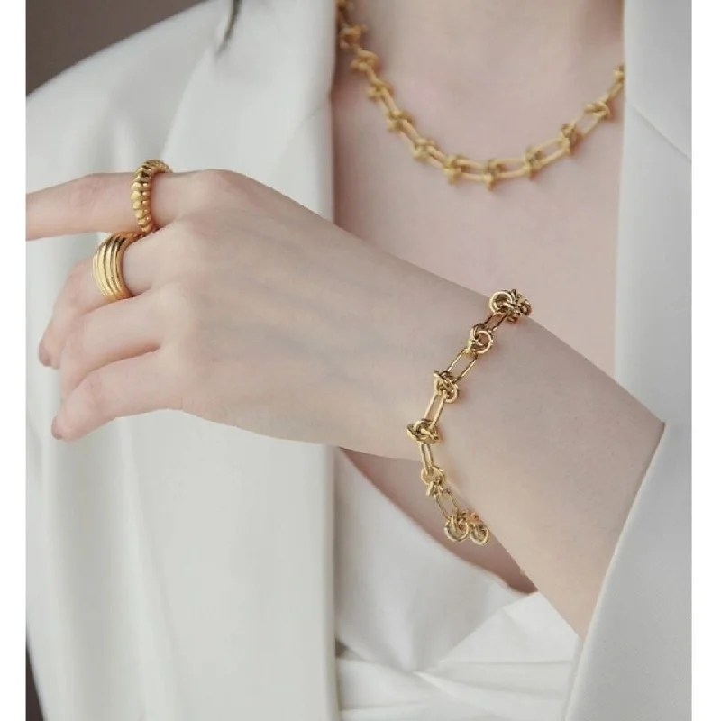 A [5243] Knotted Bracelet Gold