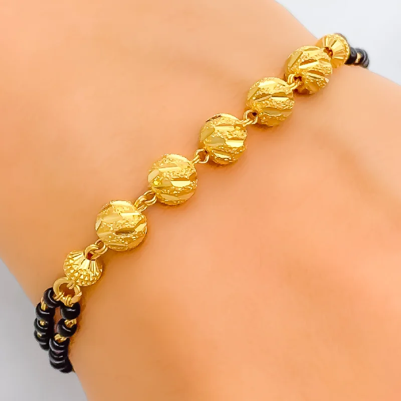 Women’s gold bracelets-Stylish Etched Orb 22k Gold Black Bead Bracelet